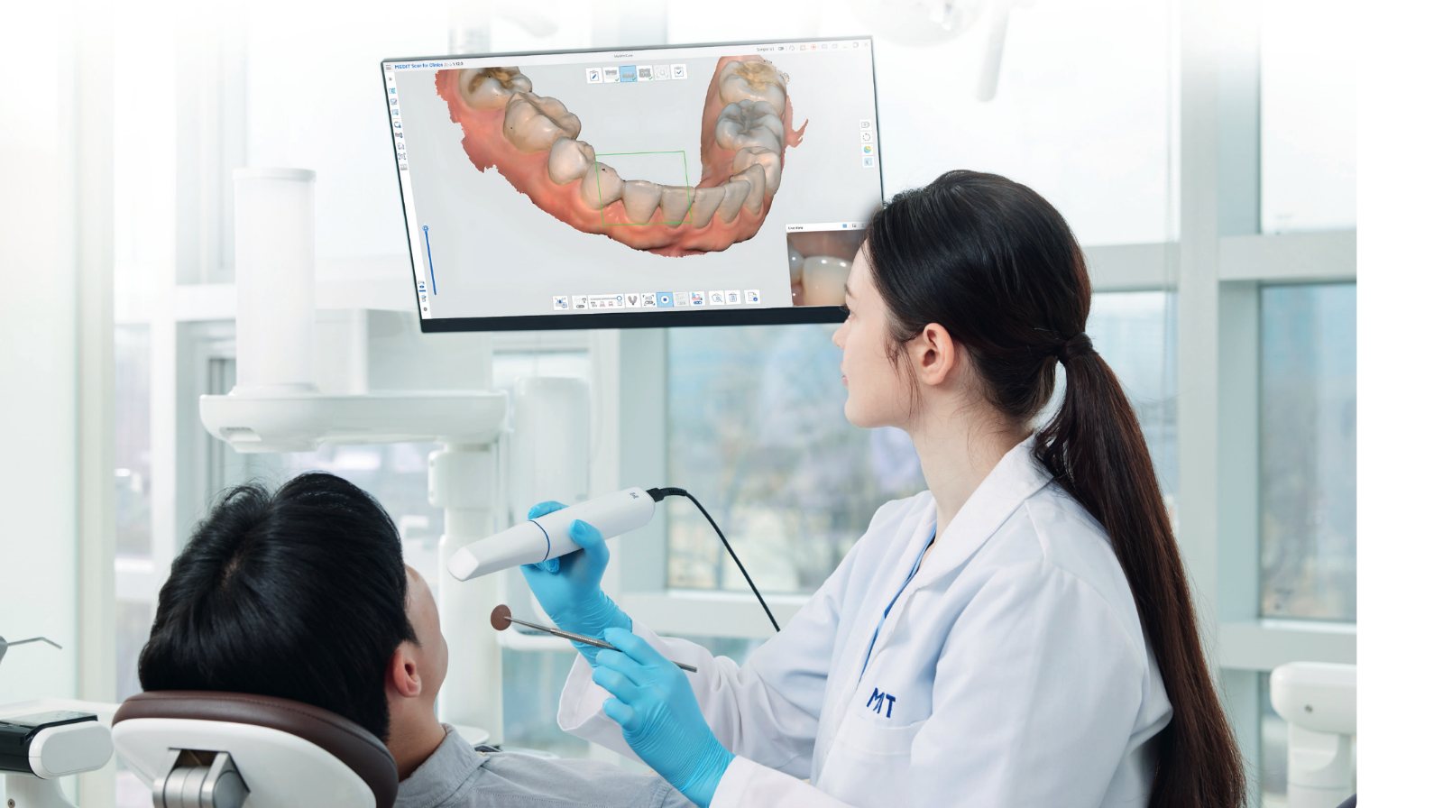Dentist scanning a patient with the Medit i900 intraoral scanner