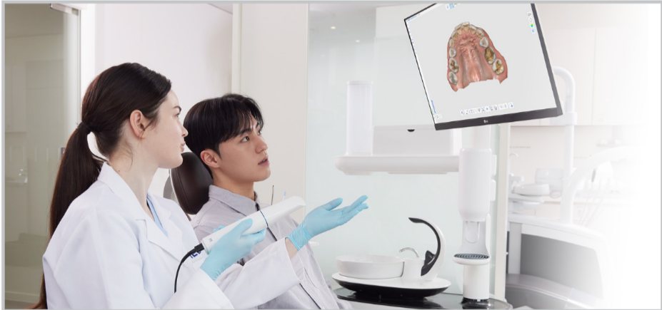 Dentist using Medit i900 color scan data for patient consultation